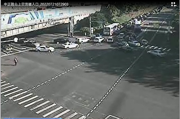 經調整後,中正交流道東西雙向平均旅行時間較調整前縮短10%。圖/高雄市交通局提供