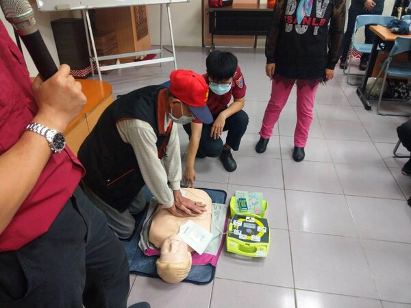 由專業消防員教導並讓里民實際操作心肺復甦術CPR流程。圖／張湘琪里長提供
