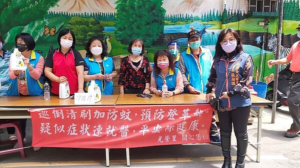 里民幫忙發放環保洗衣精,一起做好防疫。圖/張湘琪里長提供