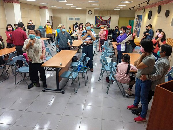 哈姆力克法實際操作,避免噎到食物造成無法挽回的狀況。圖/張湘琪里長提供