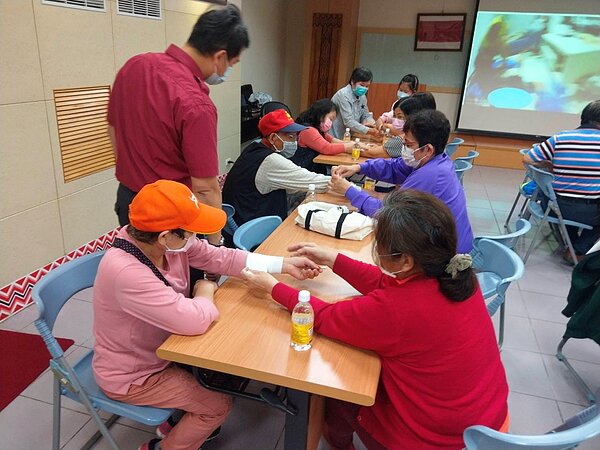 建立緊急救護醫療觀念,止血、固定、包紮以及搬運技巧都教導給里民。圖/張湘琪里長提供