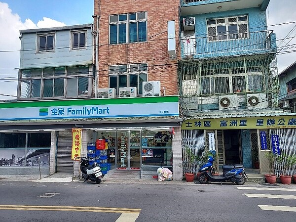 里辦公室旁是便利商店。易小滿攝