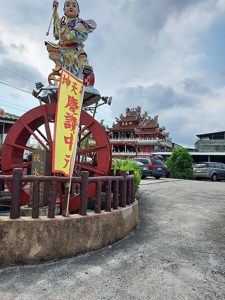 高聳入雲的坤天亭，是富州里指標。易小滿攝
