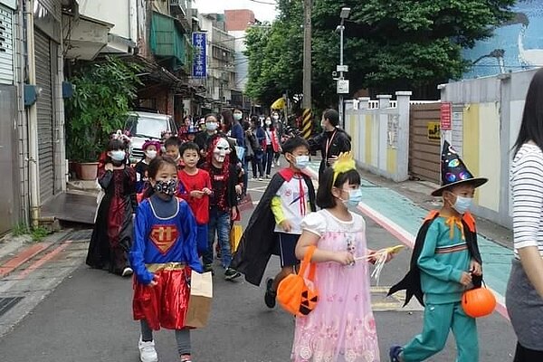 萬聖節來踩街，大手牽小手。易小滿攝 
