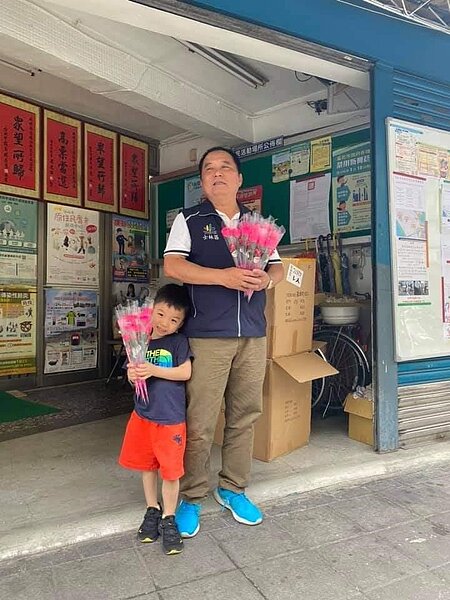 帶著愛孫獻上康乃馨。圖片由里辦提供