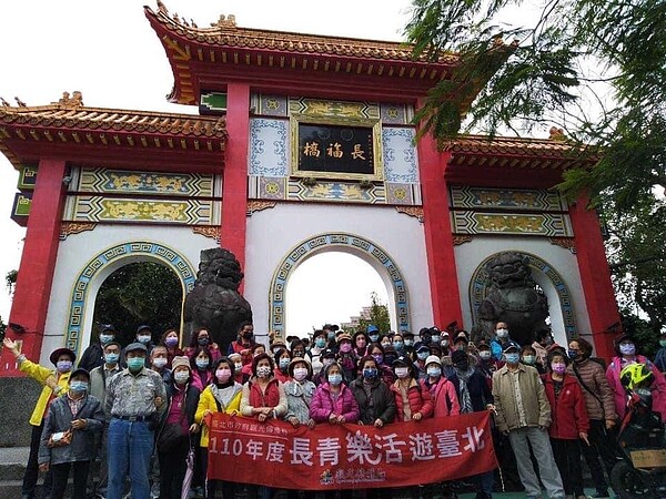 莊敬里里民參加「長青樂活遊臺北」活動合照。（圖／擷取自莊敬里臉書）
