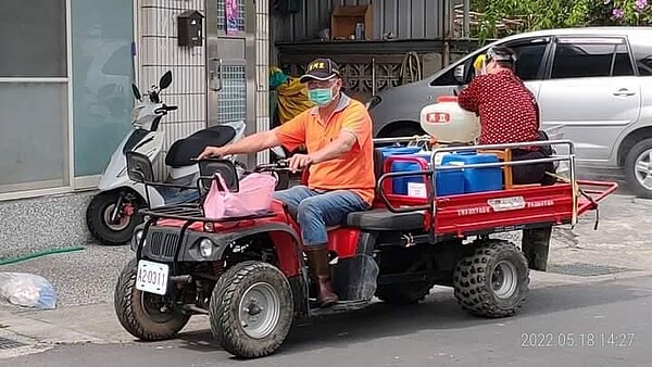 小鐵牛運送,升起懷舊之情。易小滿攝