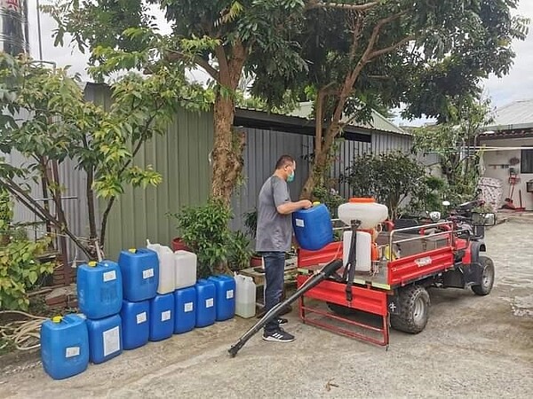 提供消毒原料次氯酸鈉,巷弄大消毒。易小滿攝