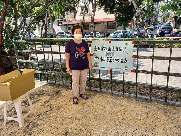 台北市松山區莊敬里劉美鳳里長。(圖/擷取自莊敬里臉書)