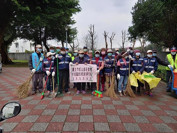 松山區莊敬里清掃週里民志工合照。(圖/擷取自莊敬里臉書)