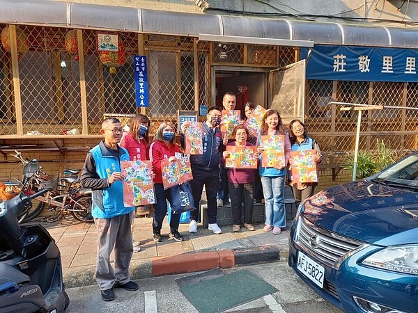元宵節劉美鳳里長與里民合照。(圖/擷取自莊敬里臉書)