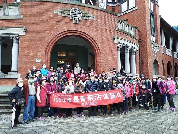 莊敬里里民參加「長青樂活遊臺北」活動合照。(圖/擷取自莊敬里臉書)