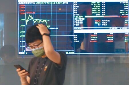 台股4日受到中共軍演引發台海情勢升溫，盤中一度重挫232點，最低來到14545.69點，台積電收盤跌1元，收在500元，加權指數收在14702.2點，終場下跌74.82點。（陳俊吉攝）