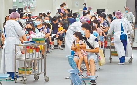 台北市提供「6個月以上至5歲」兒童莫德納疫苗接種，家長們踴躍帶著幼兒前往台北田徑場的疫苗注射站施打。（本報資料照片）