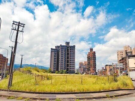 基隆市七堵區光明路旁,將興建基隆市第一座社宅,預計2027年可以完工啟用。(張志康攝)