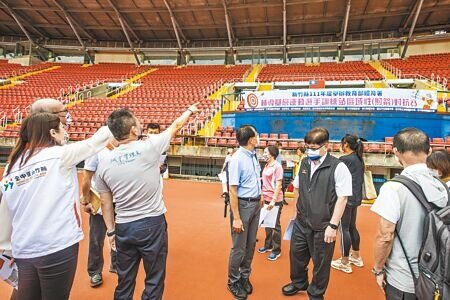 立法院教育文化委員會到新竹縣體育場會勘,教育局長楊郡慈(左)和立委林為洲(左二)指司令台太小又生鏽要改善擴大。(羅浚濱攝)