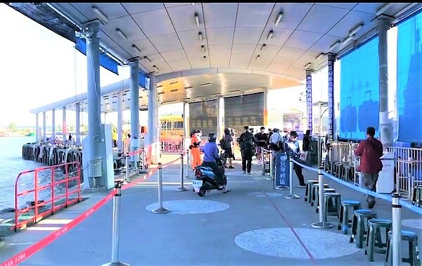 屏東小琉球距軍演海空域最近僅9.5公里,當地旅宿業者前晚陸續接到避開軍演的延後電話,業者4日一早到東港東琉碼頭接客,驚見遊客少了近半。圖/讀者提供