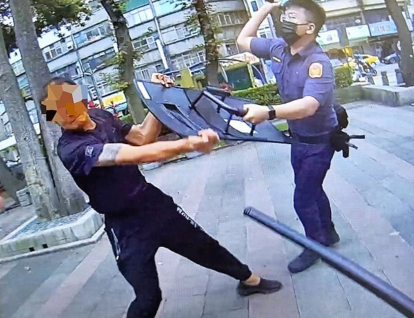 今年5月，中壢張姓街友（左）拒捕，還刺傷警員。圖／聯合報系資料照