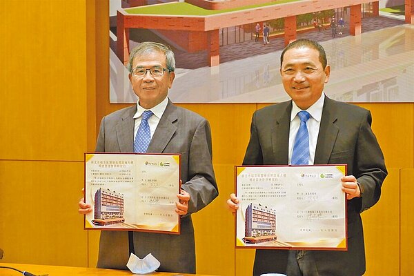 新北市長侯友宜(右)與仁寶電腦副董事長陳瑞聰簽署「瑞芳區醫療長照設施大樓興建營運暨移轉案」合作契約。圖/新北市衛生局提供