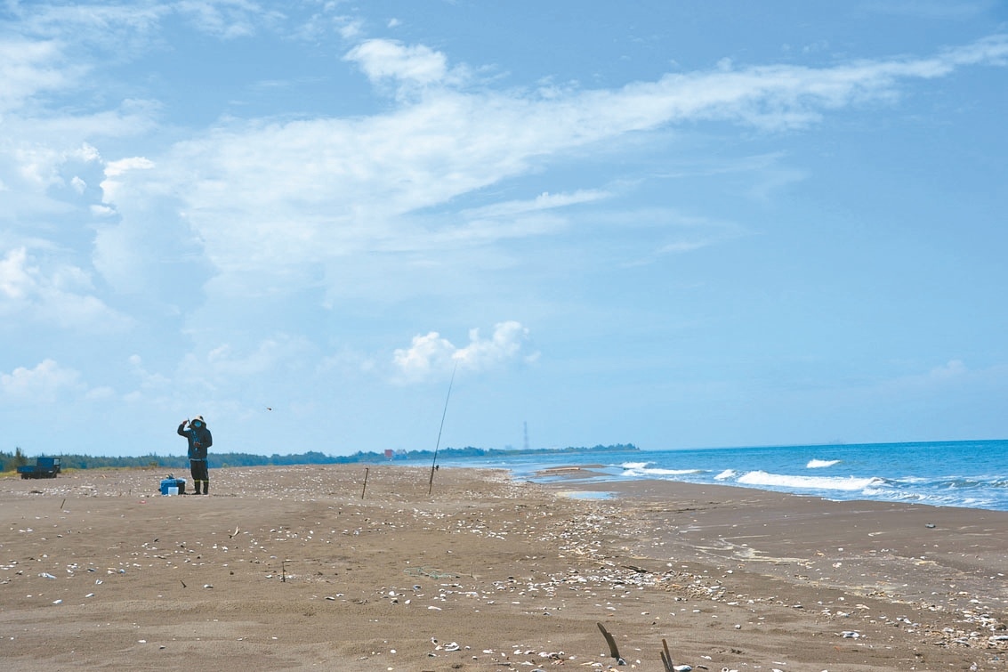 台南市南區海岸沙灘去年暑假期間滿是蚵棚，今年已完成清理，恢復美麗景觀。記者鄭惠仁／攝影 