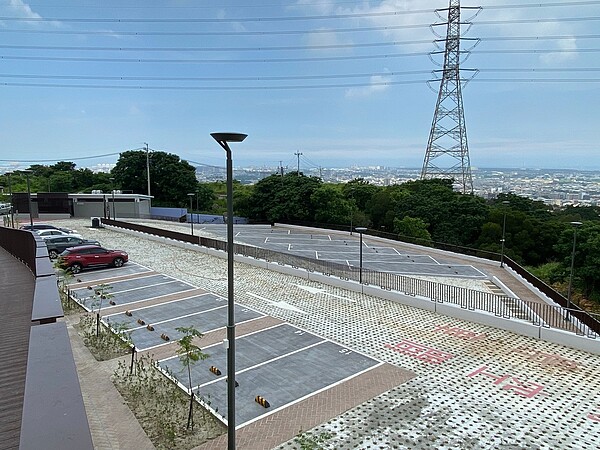 鰲峰山公園南端入口,新設停放大小客車的遊客專屬停車場。圖/台中市政府提供