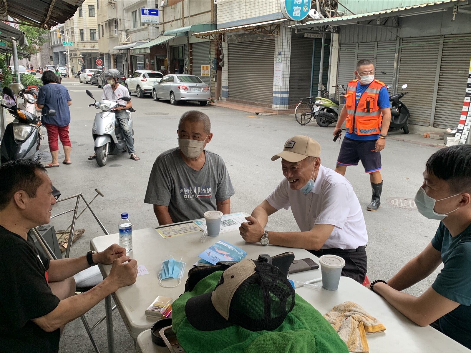 城中城案一審宣判前夕，當地居民、鄰長等人聚集在里長林傳富（左）家門前聊天討論。記者王慧瑛／攝影 