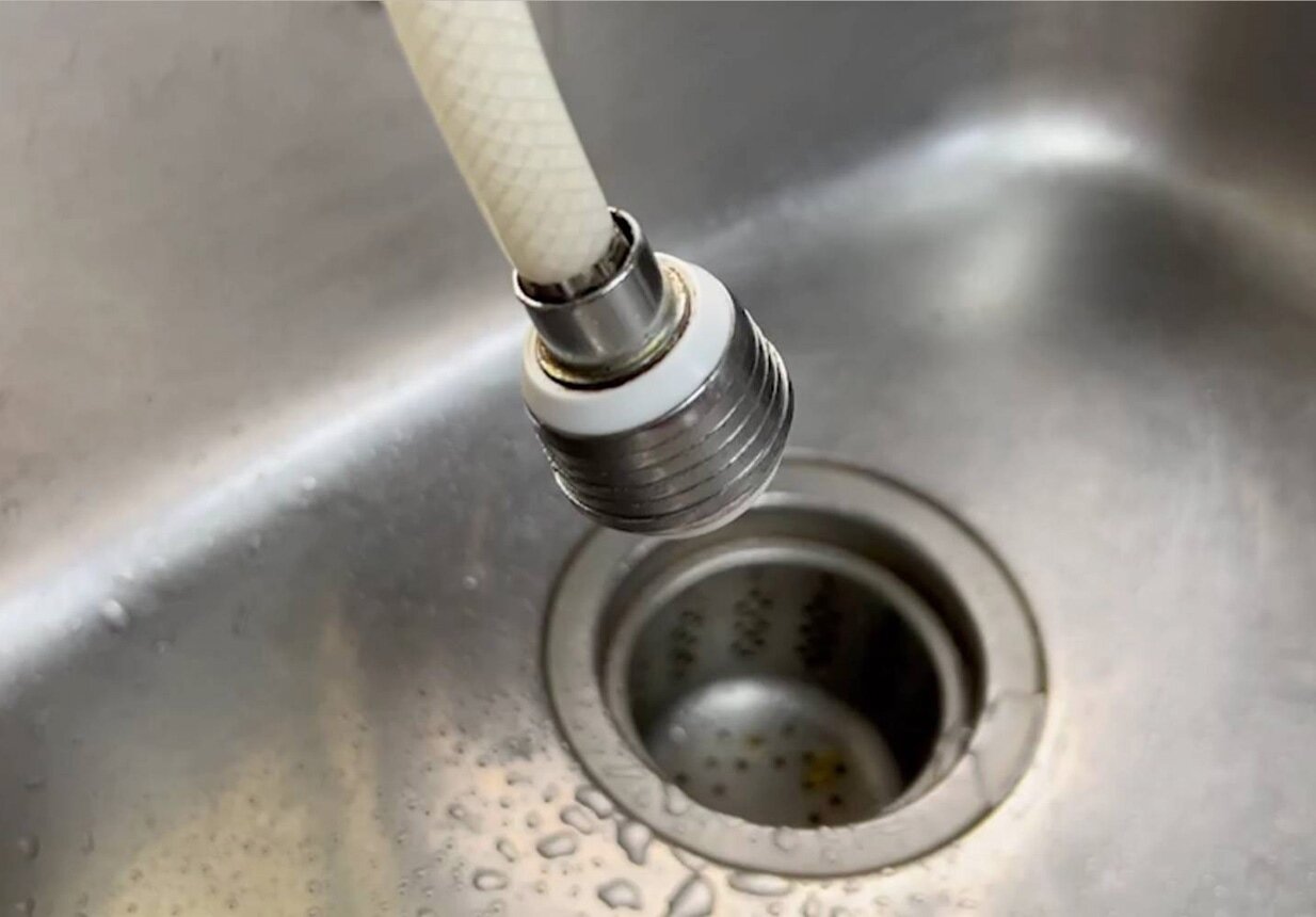 中壢一民眾停水至今天上午水龍頭出水很小,形同繼續停水,抱怨生活很困擾。記者曾增勳/攝影