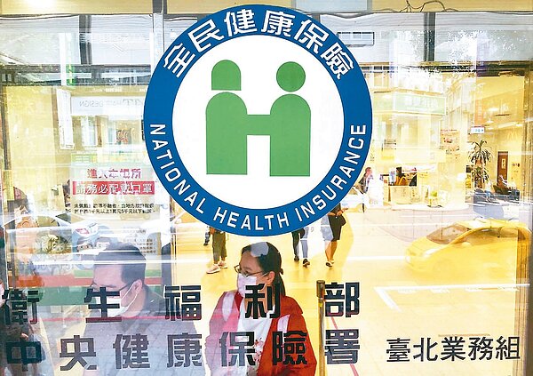 目前家用抗原快篩試劑實名制販售地點有全國4,374家健保特約藥局，及79個偏鄉衛生所，籲請符合資格的民眾，可持健保卡至販售實名制家用抗原快篩試劑的健保特約藥局與衛生所領取。聯合報系資料照