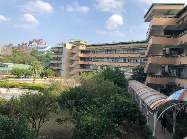 民眾憂心附近國光國小校舍老舊,無法擴建孩子將無法就近就讀。圖/黃淑君提供