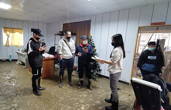 桃園市大停水事件,三坑里魯姓居民住家被大水沖擊嚴重,至今房子地板都還滿地泥濘東西泡水損失慘重。記者曾增勳/攝影