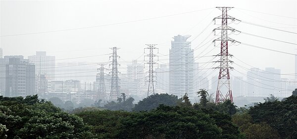 近日境外汙染物影響全台,昨大台北懸浮微粒濃度升高,空氣品質變差,望向遠處一片灰濛濛。記者侯永全/攝影