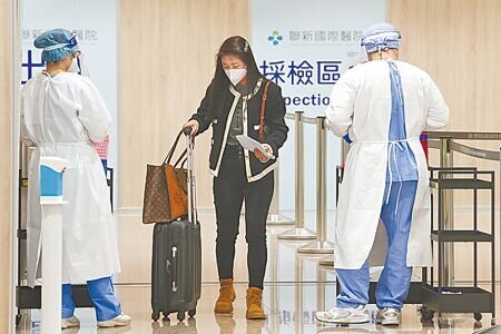 中央流行疫情指揮中心9日公布上周變異株監測結果,指BA.5仍為主流變異株。圖為自中國大陸來台入境旅客排隊等候唾液PCR採檢。(陳麒全攝)