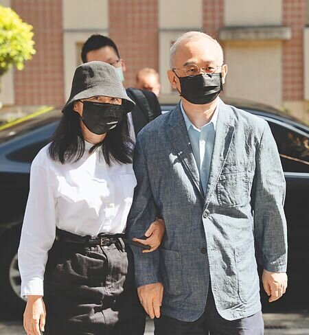 
自稱中國大陸間諜人員的王立強在澳洲爆料「共諜案」，導致中國創新投資公司主席向心（右）與妻子龔青（左）自2019年11月26日遭限制出境、滯台至今已1142天，圖為兩人2021年因洗錢案出庭應訊。（本報資料照片）
