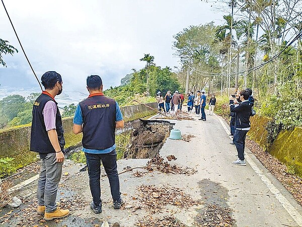 去年918地震重創花蓮南區，尤其玉里赤科山及富里六十石山產業道路沿途多處崩塌，仍待搶修復原。（花蓮縣政府提供）