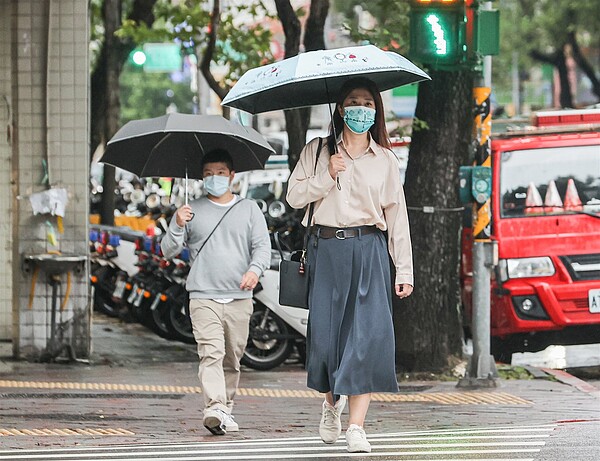 今（10日）東北風略增強，北部、東半部有局部短暫雨機率，中部及南部山區有零星少量飄雨機率。聯合報系資料照