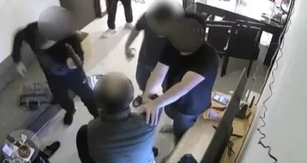 近期有一段2分鐘「台版柬埔寨」影片在網路上流傳,同時附上「小心哦,去求職找工作詐團先假裝叫你坐一下,待會就有好事看」等文字,警方強調,民眾勿恐慌,該起求職詐騙拘禁案犯嫌已全數被掃蕩、檢察官起訴。記者翁至成/翻攝