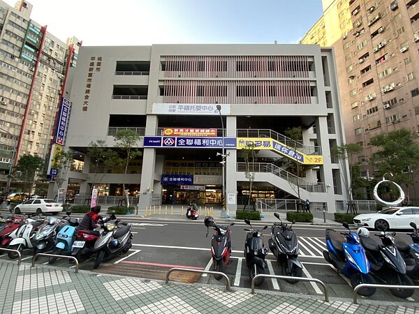 平鎮火車站周邊已新建平鎮新富市場綜合大樓,生活機能更具優勢。圖片來源:信義房屋