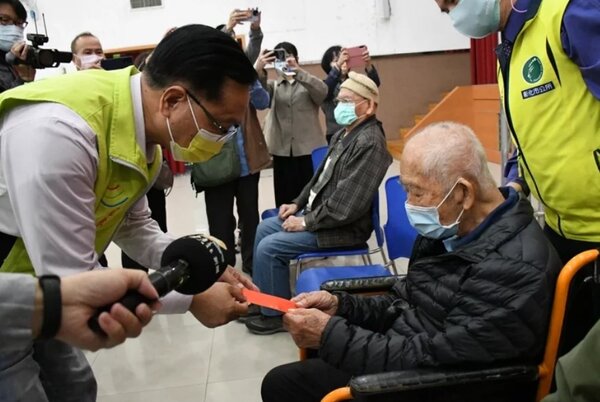 彰化市長林世賢春節敬老禮金發放記者會中，發放紅包給102歲的人瑞林文漢。圖／彰化市公所提供
