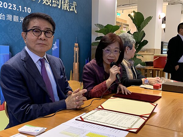 針對泰國有望開放觀光客免簽證入境進度，泰國台商總會長郭修敏（中）表示，泰國官方正在努力推動，相信不會等太久。記者林縉明／攝影 