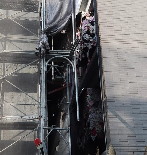 台中市豐原區綠山園道公園附近一棟透天豪宅,陽台外掛滿上百件女性內衣,還放誦佛經,讓公園運動民眾臉紅紅。圖/讀者提供