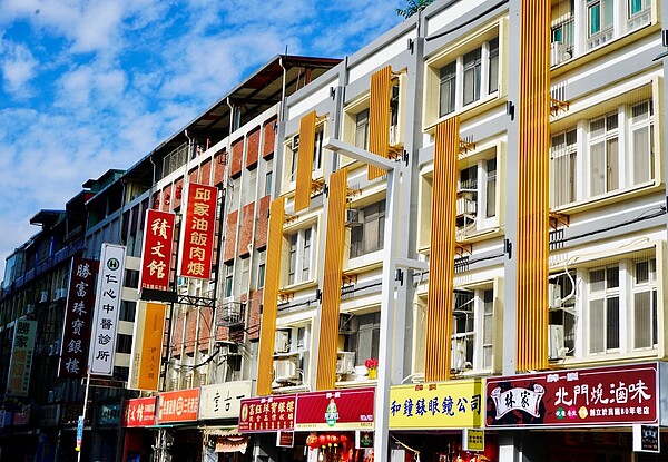 美學實現!新北板橋「這條街」拉皮完工 喚起古城區活力 北門街示範街道34至40號改善後現況。圖/新北市城鄉局提供