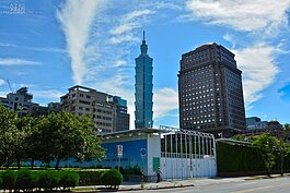 號稱全台最貴的陶朱隱園周圍也可以看到101，但未來蓋好後就擋住了行人視線。