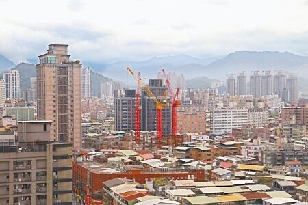 政大地政系退休教授張金鶚表示,《平均地權條例》修正案三讀通過後,不動產價格該慢慢軟著陸了。(陳君瑋攝)