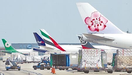 
海空運價崩跌，何時可見谷底？貨攬業者表示，空運方面2月後可望見到谷底，至於海運方面，已接近航商平均成本，跌也跌得差不多了，且大陸景氣回溫力道將使海運復甦，第2季可見好轉。圖為桃勤公司地勤人員正在執行裝卸作業。（本報資料照片）
