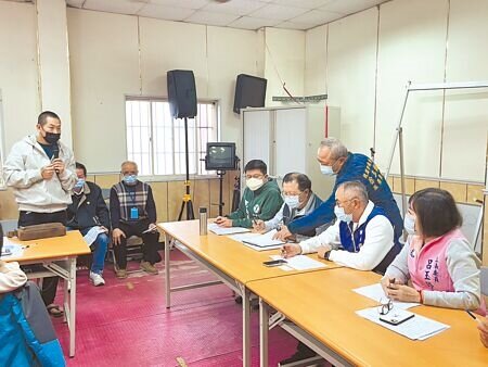 台水二區處與淹水受災戶協商賠償事宜,強調蓋不蓋新的中繼加壓站與這次爆管無關。(呂筱蟬攝)