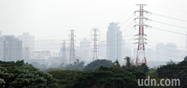 受到境外汙染及大環境風場影響，台灣本月7起空氣品質處在不良狀況，望向遠處一片灰濛濛。記者侯永全／攝影