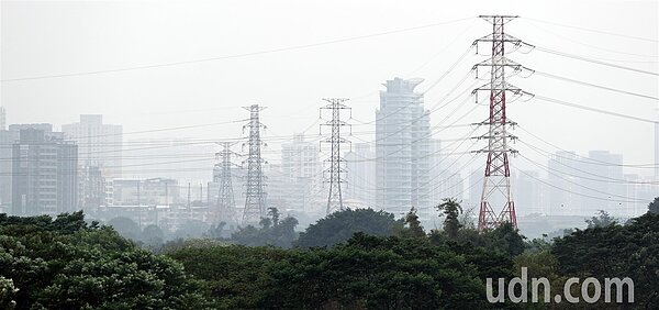 受到境外汙染及大環境風場影響,台灣本月7起空氣品質處在不良狀況,望向遠處一片灰濛濛。記者侯永全/攝影