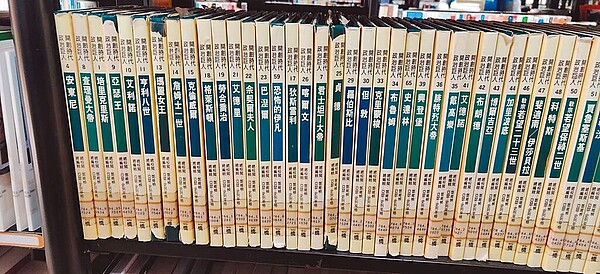 民眾投訴鹿橋文化出版「開創時代，政治巨人」套書共有100多本，遭中壢圖書館全數銷毀。（謝美英提供／呂筱蟬桃園傳真）