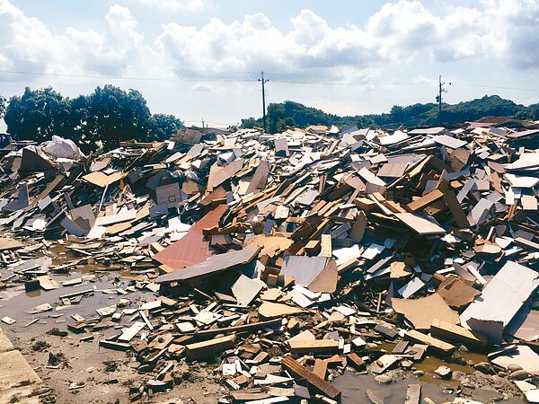 台南市去年從衛星監測土地變異點,查獲亂倒廢棄物11件。圖為市府環保局平時取締傾倒廢棄物情形。圖/台南市政府環保局提供