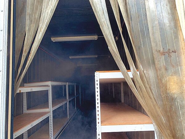 新北市立殯儀館已預備1具40呎冷凍櫃,可以冰存36具遺體,以防館內遺體冷藏櫃滿櫃。(新北市殯葬處提供)